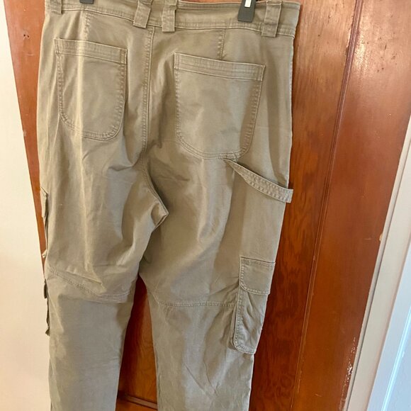Abercrombie & Fitch Curve Love Relaxed Cargo Pant in Olive [32 Long] - Picture 6 of 7